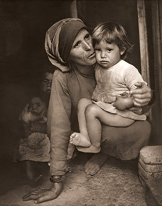 スペインの村 母と子 [ユージン・スミス, アサヒカメラ 1952年3月号より]のサムネイル画像
