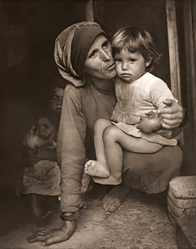 スペインの村 母と子 [ユージン・スミス, アサヒカメラ 1952年3月号より] パブリックドメイン画像 