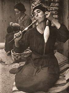 スペインの村 糸紡ぎ [ユージン・スミス, アサヒカメラ 1952年3月号より]のサムネイル画像