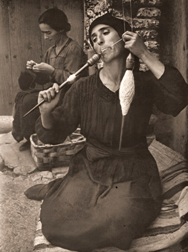 スペインの村 糸紡ぎ [ユージン・スミス, アサヒカメラ 1952年3月号より] パブリックドメイン画像 
