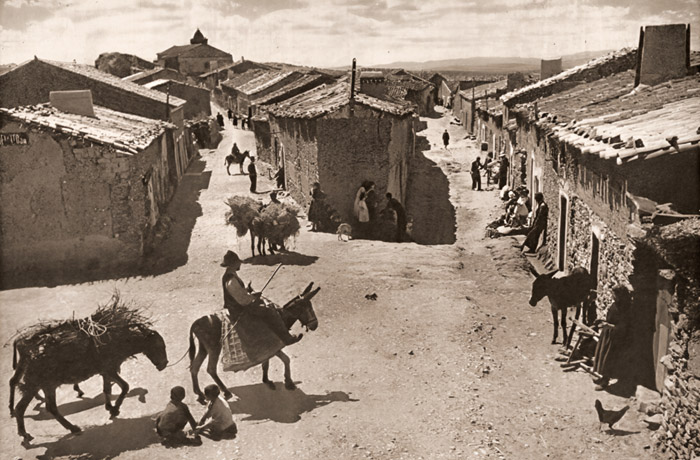 スペインの村 村はずれ [ユージン・スミス, アサヒカメラ 1952年3月号より] パブリックドメイン画像 