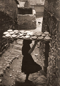 スペインの村 働く村娘 [ユージン・スミス, アサヒカメラ 1952年3月号より]のサムネイル画像