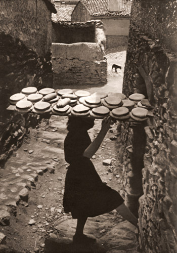 スペインの村 働く村娘 [ユージン・スミス, アサヒカメラ 1952年3月号より] パブリックドメイン画像 