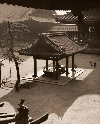 東本願寺境内 [木村伊兵衛, アサヒカメラ 1952年3月号より] パブリックドメイン画像 