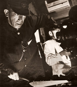 熱闘 [末松龍児, アサヒカメラ 1952年3月号より]のサムネイル画像