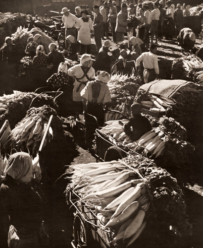 大根市場 [風木信, アサヒカメラ 1952年3月号より] パブリックドメイン画像 