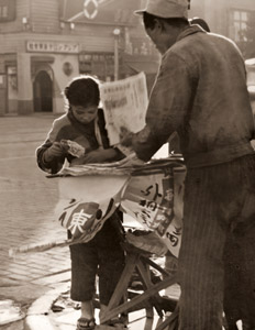 夕刊売りの少女 [佐藤善司, アサヒカメラ 1952年3月号より]のサムネイル画像