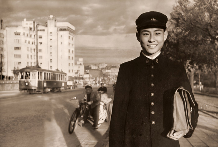 石浜少年 [林忠彦, アサヒカメラ 1952年3月号より] パブリックドメイン画像 