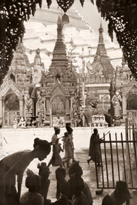 ラングーンのシュエダゴン寺院  [アンリ・カルティエ＝ブレッソン, アサヒカメラ 1952年3月号より]のサムネイル画像