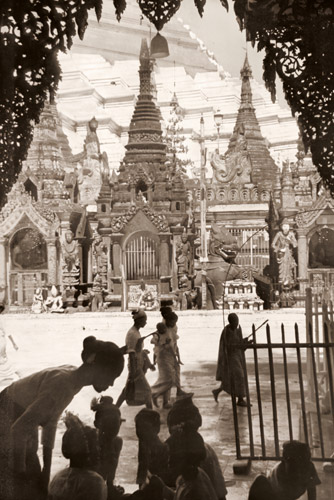 ラングーンのシュエダゴン寺院  [アンリ・カルティエ＝ブレッソン, アサヒカメラ 1952年3月号より] パブリックドメイン画像 