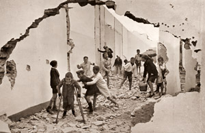 マドリッドの廃墟に遊ぶ子供たち [アンリ・カルティエ＝ブレッソン, アサヒカメラ 1952年3月号より]のサムネイル画像