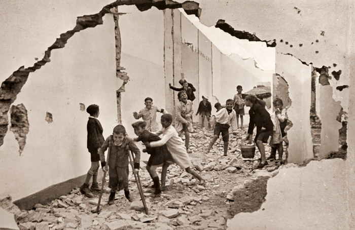 マドリッドの廃墟に遊ぶ子供たち [アンリ・カルティエ＝ブレッソン, アサヒカメラ 1952年3月号より] パブリックドメイン画像 
