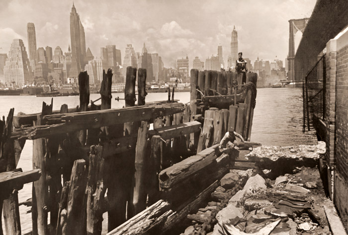 ブルックリン側から見たニューヨーク [アンリ・カルティエ＝ブレッソン, アサヒカメラ 1952年3月号より] パブリックドメイン画像 