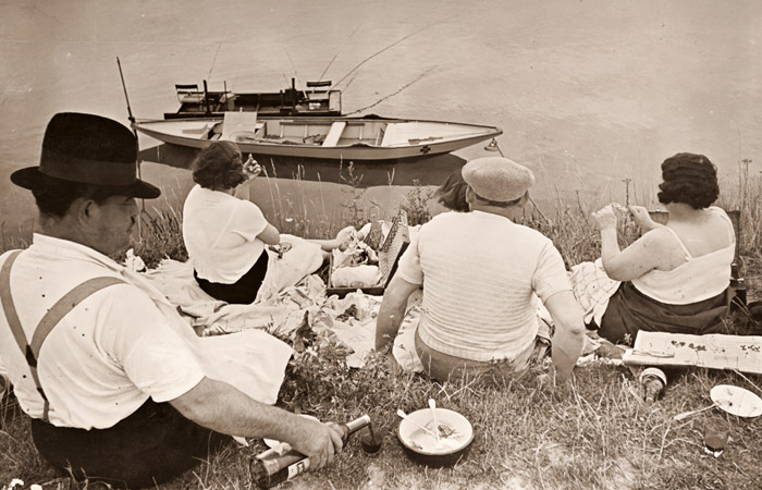 日曜日のマルヌ河畔 [アンリ・カルティエ＝ブレッソン, アサヒカメラ 1952年3月号より] パブリックドメイン画像 
