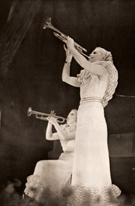 トロンボーンを吹く女 [鈴木直, アサヒカメラ 1935年5月号より]のサムネイル画像