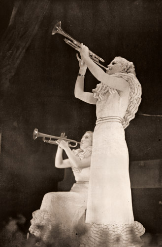 トロンボーンを吹く女 [鈴木直, アサヒカメラ 1935年5月号より] パブリックドメイン画像 