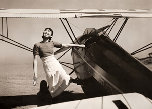 無題（飛行機と女性） [堀野正雄, アサヒカメラ 1935年5月号より]のサムネイル画像