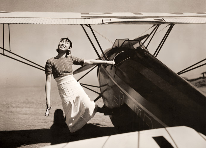 無題（飛行機と女性） [堀野正雄, アサヒカメラ 1935年5月号より] パブリックドメイン画像 