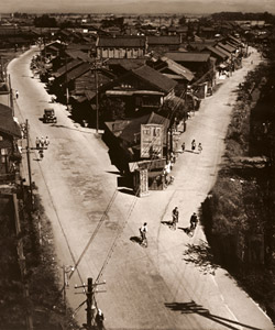 A Small Town Throughfare [Shin Kazaki,  from Asahi Camera February 1952] Thumbnail Images
