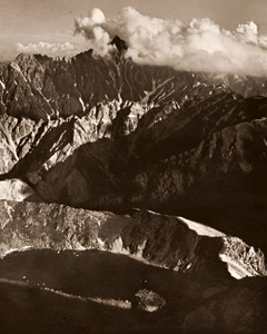 鷲羽の池と槍ヶ岳 [伊藤禎二, アサヒカメラ 1952年2月号より]のサムネイル画像