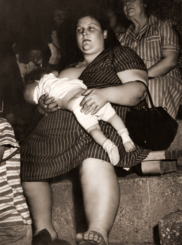 母と子 [ポール・ベルグ, アサヒカメラ 1952年2月号より] パブリックドメイン画像 