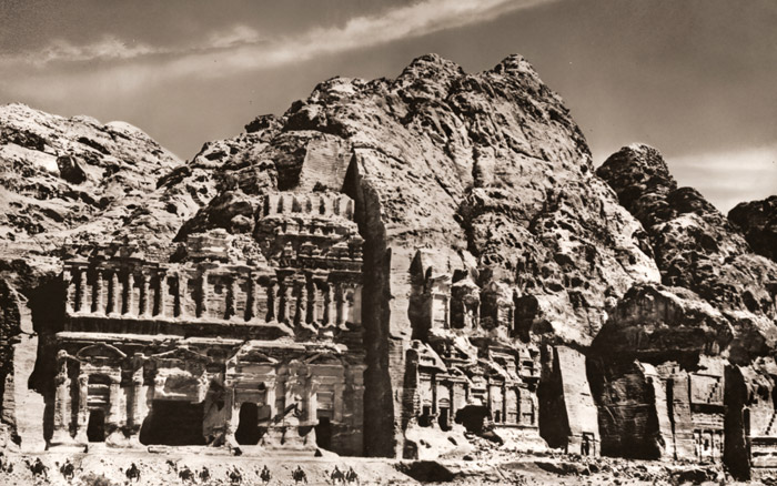 寺院 [フランク・ハーレー, アサヒカメラ 1952年2月号より] パブリックドメイン画像 