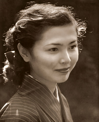 微笑 [稲村隆正, アサヒカメラ 1952年2月号より] パブリックドメイン画像 