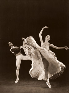 「リラの花園」を踊るノラ・ケイとレイング [バロン, アサヒカメラ 1952年2月号より]のサムネイル画像