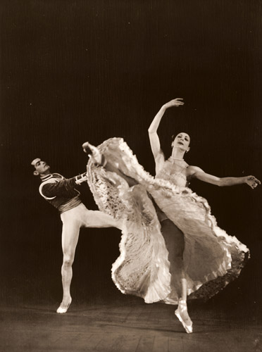 「リラの花園」を踊るノラ・ケイとレイング [バロン, アサヒカメラ 1952年2月号より] パブリックドメイン画像 