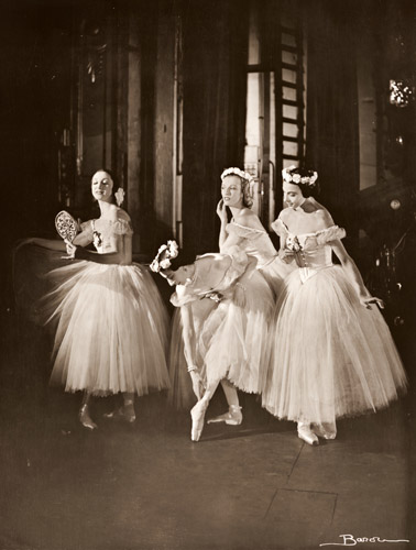 「四人の踊り」 [バロン, アサヒカメラ 1952年2月号より] パブリックドメイン画像 