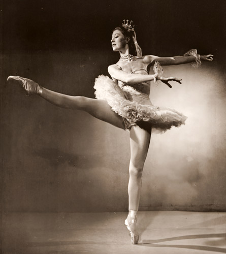 「シンデレラ」を踊るモイラ・シアラー [バロン, アサヒカメラ 1952年2月号より] パブリックドメイン画像 