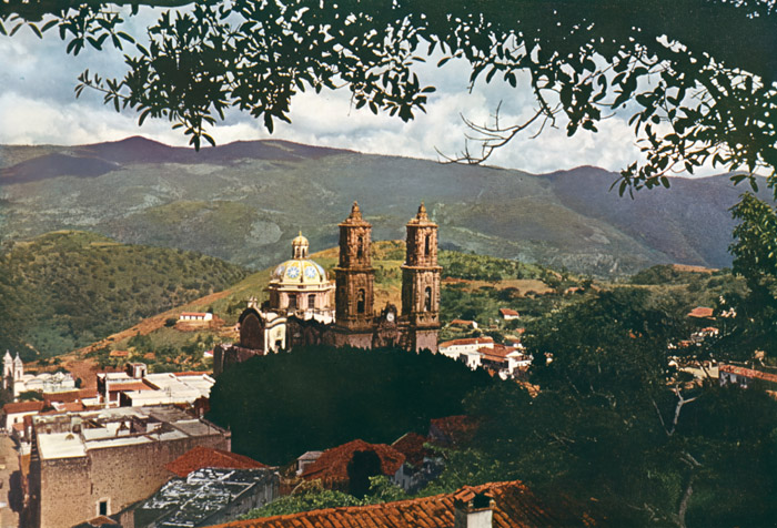 メキシコの教会 [パトリック・レノックス・ティアニー, アサヒカメラ 1952年2月号より] パブリックドメイン画像 