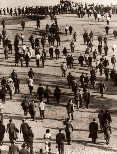 ゴルフ選手を追う人々 [若林邦三, アサヒカメラ 1953年1月号より] パブリックドメイン画像 