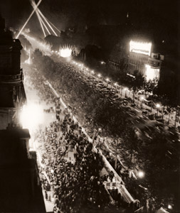 パリの夜景 [フリッツ・ヘンレ, アサヒカメラ 1953年1月号より]のサムネイル画像