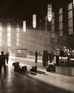 駅の朝 [菊池浩介, アサヒカメラ 1953年1月号より]のサムネイル画像