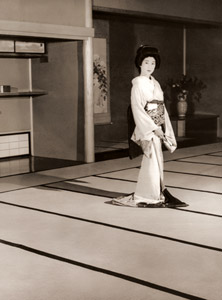 背景を考える（日本座敷に立つ着物姿の女性） [木村伊兵衛, アサヒカメラ 1953年1月号より]のサムネイル画像