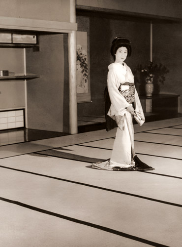 背景を考える（日本座敷に立つ着物姿の女性） [木村伊兵衛, アサヒカメラ 1953年1月号より] パブリックドメイン画像 