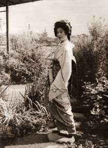 背景を考える（庭に立つ着物姿の女性） [木村伊兵衛, アサヒカメラ 1953年1月号より]のサムネイル画像