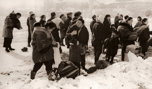 雪国の人々 [吉岡専造, アサヒカメラ 1953年1月号より]のサムネイル画像