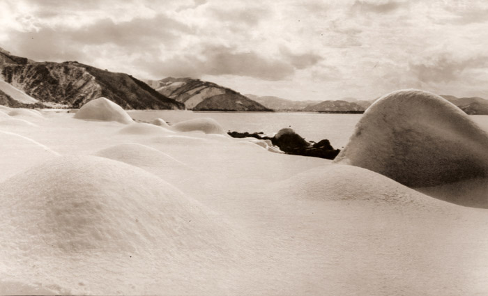 雪の湖畔 [吉岡専造, アサヒカメラ 1953年1月号より] パブリックドメイン画像 