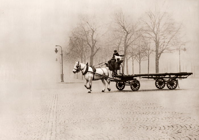 パリの街 [ロバート・フランク, アサヒカメラ 1953年1月号より] パブリックドメイン画像 