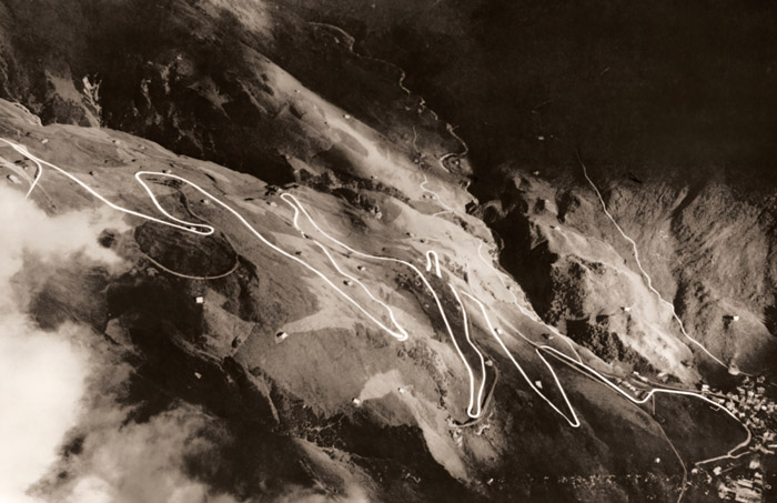 アルプスの山道 [アサヒカメラ 1953年1月号より] パブリックドメイン画像 