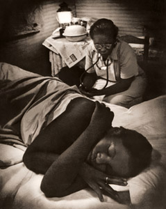 産婆 [ユージン・スミス, アサヒカメラ 1953年1月号より]のサムネイル画像