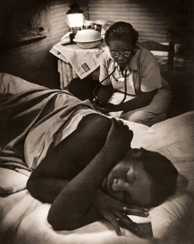 産婆 [ユージン・スミス, アサヒカメラ 1953年1月号より] パブリックドメイン画像 