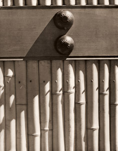 修学院離宮 （離宮正門扉） [渡辺義雄, アサヒカメラ 1953年1月号より]のサムネイル画像