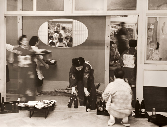 宴会 [吉岡専造, アサヒカメラ 1953年1月号より] パブリックドメイン画像 