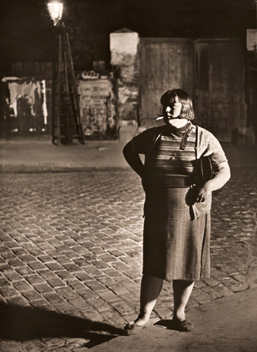 パリ下町の夜の女 [ブラッシャイ, アサヒカメラ 1953年1月号より] パブリックドメイン画像 