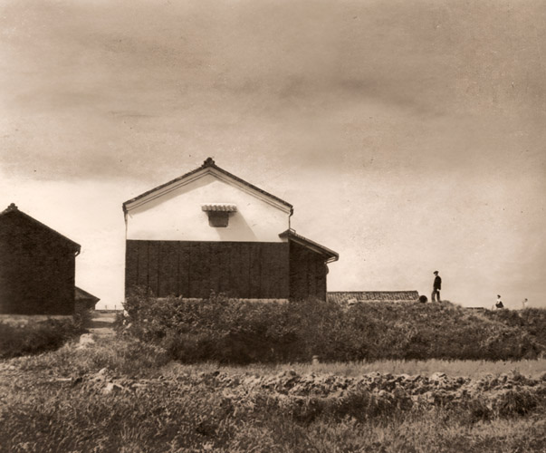 倉のある風景 [桑田金蔵, アサヒカメラ 1940年9月号より] パブリックドメイン画像 