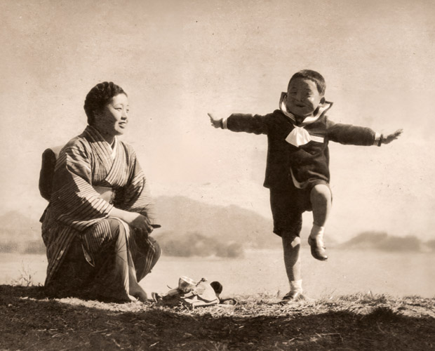 ピクニックの日 [万城史郎, アサヒカメラ 1940年9月号より] パブリックドメイン画像 