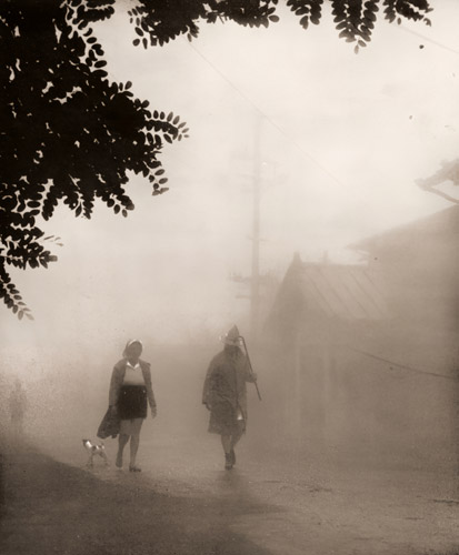 颯爽と濃霧を衝いて [和田淡陽, アサヒカメラ 1940年9月号より] パブリックドメイン画像 